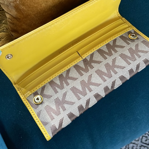 Michael Kors Wallet - Picture 2 of 3